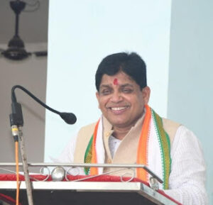 भाजपा छत्तीसगढ़ की फिजा को खराब करने में जुटी-कांग्रेस 20दिसंबर 2022। भाजपा नेताओं द्वारा पत्रकार वार्ता लेकर मुख्यमंत्री के संबंध में की गयी टिप्पणी को मंत्री डॉ. शिवकुमार डहरिया ने अवांछित और भाजपा की हताशा बताया है। भूपेश सरकार की चार साल की उपलब्धियों और हर वर्ग के लोगों द्वारा किये गये काम से भाजपा मुद्दों के दिवालियेपन से जूझ रही है तथा भाजपा के नेता अर्नगल और झूठे आरोप लगाने पर तुल गये है। मुख्यमंत्री के कार्यक्रम में भाजपा अनुसूचित जाति मोर्चा के कुछ लोगों ने षड़यंत्रपूर्वक बाधा उत्पन्न करने का प्रयास किया। भाजपा का यह प्रयास स्तरहीन और निंदनीय था। मुख्यमंत्री परमपूज्यनीय गुरू घासीदास बाबा का स्मरण करने तथा उनकी जयंती के कार्यक्रम में शामिल होने गये थे, भाजपा के लोगों ने वहां पर मुख्यमंत्री के विरोध कर बाबा की जयंती कार्यक्रम का विरोध करने का प्रयास किया। कार्यक्रम में शामिल हजारों बाबा के अनुयायियों ने भाजपाईयों के इस स्तरहीन हरकत की निंदा करते हुये विरोध भी किया तथा उनको वहां से खदेड़ कर उसका मुंह तोड़ जवाब भी दिया था। मुख्यमंत्री ने विरोध करने वालों को क्षमा करने की बात भी कहा। उनको बुलाकर बात भी सुना था। मंत्री डॉ. शिवकुमार डहरिया ने कहा कि छत्तीसगढ़ परम पूज्य बाबा गुरू घासीदास की तपोभूमि है यहां आपसी प्रेम भाईचारे और मनखे-मनखे एक समान की भावना पुष्पित और पल्लवित हो रही है। भाजपा के लोग दंगा फैलाकर बाबा का अपमान कर रहे। कांग्रेस की सरकार मुख्यमंत्री भूपेश बघेल राज्य के हर वर्ग के लोगों के योजनायें बन रहे उसका प्रभावी क्रियान्वयन कर रहे है। छत्तीसगढ़ सरकार ने हर वर्ग के लिये आरक्षण का प्रावधान कर विधेयक पारित किया है। भाजपा राजभवन को विधेयक पर हस्ताक्षर नहीं करने दे रही है जिसके कारण आरक्षण विधेयक कानून का रूप नहीं ले पा रहा। भाजपा के रवैये के कारण अनुसूचित जाति, अनुसूचित जनजाति, ओबीसी वर्ग को उनका हक नहीं मिल पा रहा है। जब आरक्षण 58 प्रतिशत थी अनुसूचित जाति को उनका आरक्षण नहीं मिल रहा था वर्तमान विधेयक में 13 प्रतिशत आरक्षण का प्रावधान है। अनुसूचित जाति के आरक्षण को 16 से 12 प्रतिशत करने वाले भाजपाई किस नैतिकता से बयान दे रहे? कांग्रेस की सरकार ने तो 12 प्रतिशत के आरक्षण को बढ़ाकर 13 किया है। मुख्यमंत्री ने घोषणा किया है अनुसूचित जाति का आरक्षण नई जनगणना के अनुसार और बढ़ाया जायेगा। मंत्री डॉ. शिवकुमार डहरिया ने कहा कि भाजपा और रमन सिंह ने 15 साल तक अनुसूचित जाति के लोगों के अधिकारों और हकों से वंचित रखने का षड़यंत्र रचा था। कांग्रेस की सरकार अनुसूचित जाति सहित सभी आरक्षित वर्ग के लोगों को उनका हक और अधिकार देने के लिए कानून बना रही है तो भाजपाई भ्रम फैलाकर उसमें बाधा उत्पन्न कर रहे हैं।